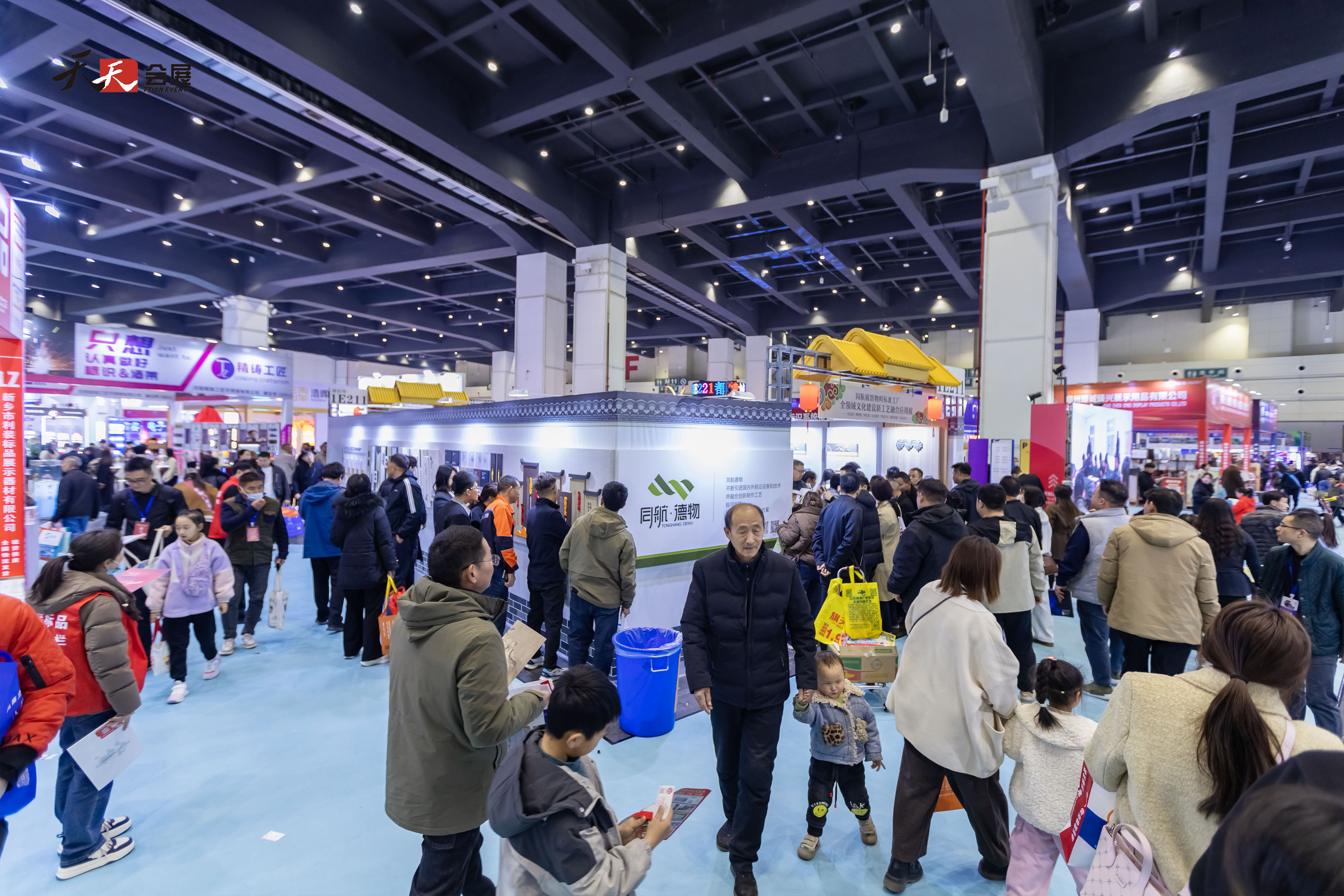 人潮涌動(dòng)，熱鬧非凡|2025春季中原廣告展第二天盛況依舊